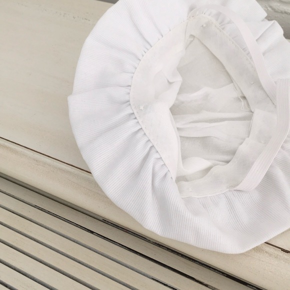 old -style classic white baby girl bonnets, sun hats, pool hats, beach hats - Picture 6 of 9